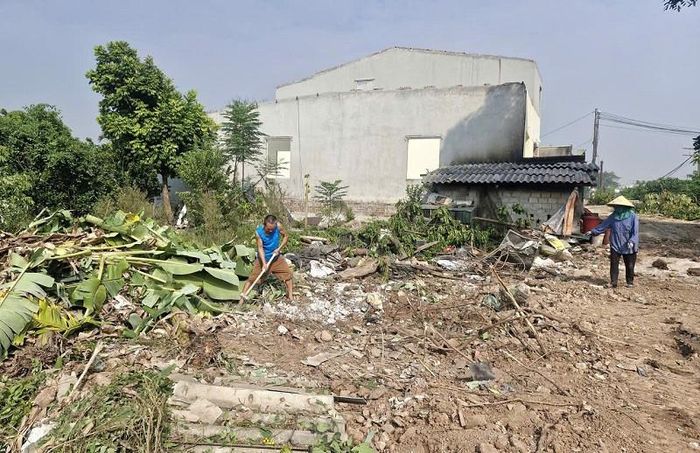 Người dân xã Phú Xuyên tháo dỡ nhà ở, chặt bỏ cây cối, mở đường để chủ đầu tư triển khai thi công Dự án Trục không gian Quốc lộ 1A. Ảnh: PV