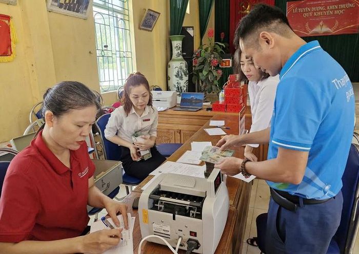 Xã Phú Xuyên tổ chức chi trả kinh phí bồi thường, hỗ trợ giải phóng mặt bằng Dự án Trục không gian Quốc lộ 1A. Ảnh: PV