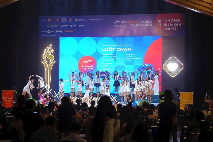 Phần giao lưu nghệ thuật thu hút sự hưởng ứng sôi nổi của học sinh. Ảnh: BTC