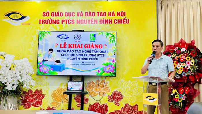 Phó Chủ tịch Hội Cứu trợ trẻ em tàn tật thành phố Hà Nội Bùi Văn Tuấn kỳ vọng lớp học sẽ giúp học viên khiếm thị tạo lập sinh kế để tự nuôi sống bản thân. Ảnh: Mai Hoa
