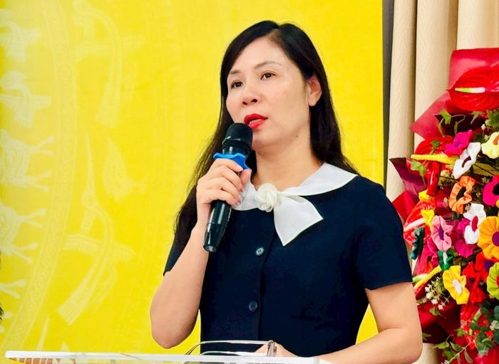 Cô giáo Nguyễn Thị Tuyết Mai - Hiệu trưởng Trường PTCS Nguyễn Đình Chiểu khẳng định nghề này phù hợp với năng lực, tạo việc làm, thu nhập ổn định ngay khi các em khiếm thị rời ghế nhà trường. Ảnh: Mai Hoa