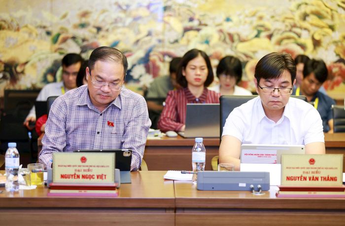 Các đại biểu Quốc hội thảo luận tại Tổ Hà Nội chiều 21-10. Ảnh: Văn Tuyến