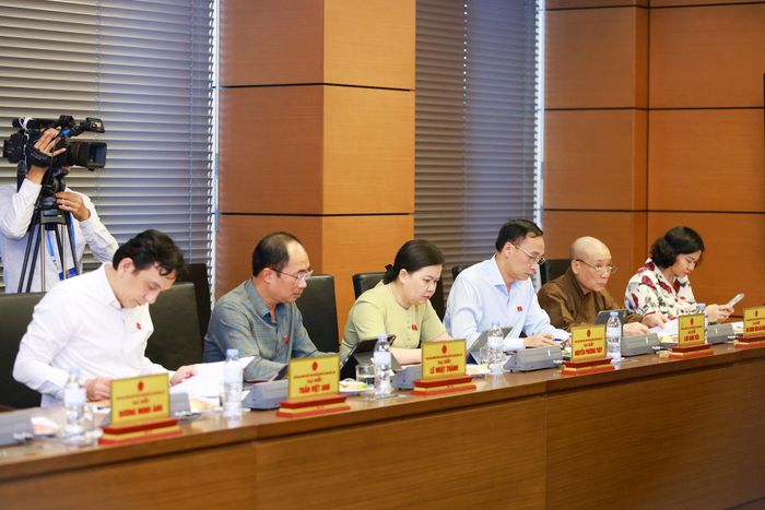 Các đại biểu Quốc hội thảo luận tại Tổ Hà Nội chiều 21-10. Ảnh: Văn Tuyến