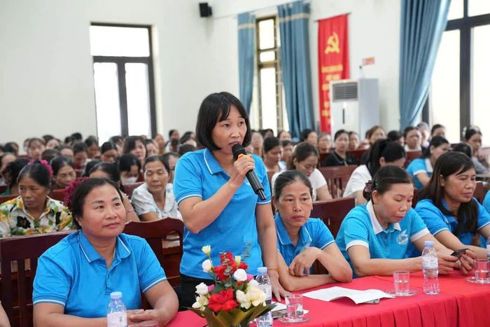 Phụ nữ xã Ứng Hòa nêu ý kiến tại diễn đàn. Ảnh: Hoàng Lan