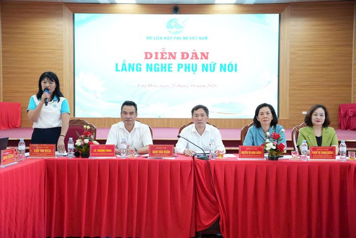 Chủ trì diễn đàn. Ảnh: Hoàng Lan