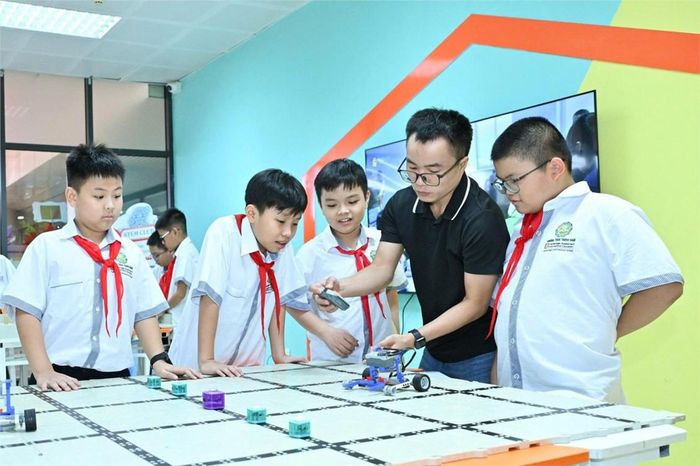 Học sinh Trường THCS Thanh Xuân (Hà Nội) khám phá hoạt động giáo dục STEM. Ảnh: TX
