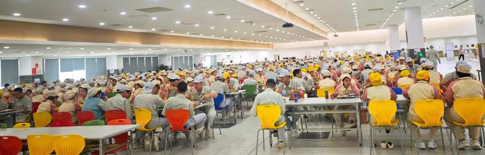 Bữa cơm có thực đơn đa dạng và sự tham gia của 4.000 công nhân lao động đang làm việc tại Công ty TNHH Điện tử MEIKO Việt Nam. Ảnh: Hải Hà.