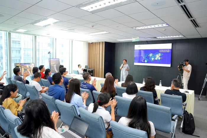 Bà Trịnh Như Quỳnh - Giám đốc Đối ngoại, Marketing và Thương Hiệu Standard Chartered Việt Nam phát biểu tại buổi họp. Ảnh: BTC