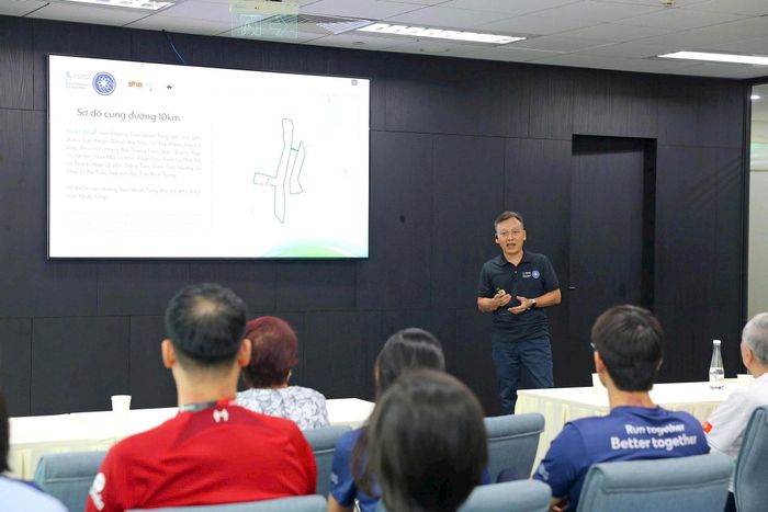 Ông Nguyễn Trí Mẫn - Giám đốc Chiến lược - DHA Việt Nam giải đáp về đường chạy cho các runner. Ảnh: BTC