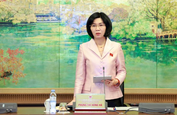 Phó Bí thư Thành ủy, Chủ tịch HĐND thành phố, Phó Trưởng đoàn đại biểu Quốc hội thành phố Hà Nội Phùng Thị Hồng Hà điều hành phiên thảo luận Tổ. Ảnh: Văn Tuyến
