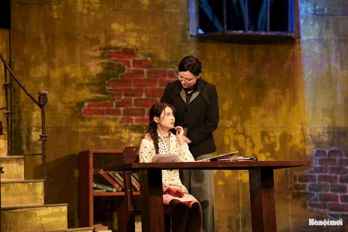 Dưới sự dàn dựng của đạo diễn Trần Nhật Quang, “Cô gái đội mũ nồi xám” mở ra không gian để khán giả suy ngẫm về tình yêu, sự chân thành và giá trị của hạnh phúc.