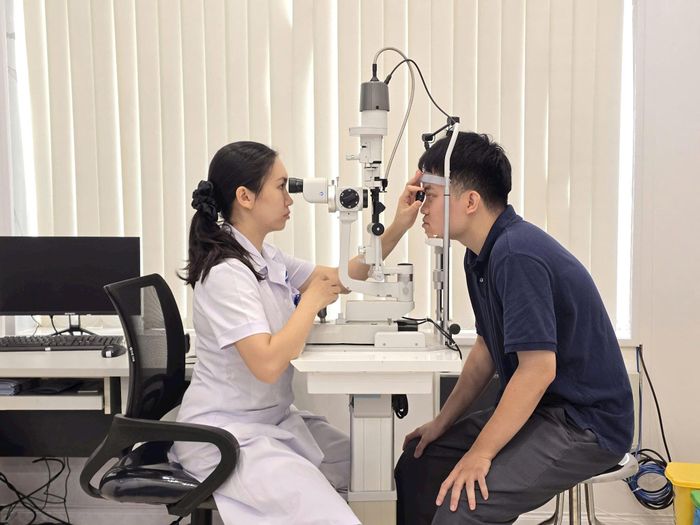 Bác sĩ thăm khám, tư vấn sàng lọc cho bệnh nhân. Ảnh: PV