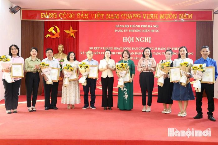 Ban Chỉ đạo 35 Đảng ủy phường Kiến Hưng trao giải cho các tác giả có tác phẩm xuất sắc tham gia Cuộc thi chính luận về bảo vệ nền tảng tư tưởng của Đảng lần thứ 6 năm 2026. Ảnh: PV