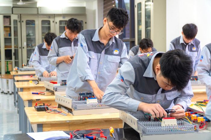 Nhờ đào tạo thực chiến, sinh viên tốt nghiệp có việc làm ngay tại doanh nghiệp. Ảnh: HNIVC