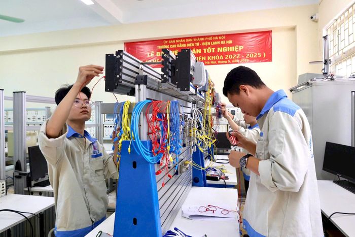 Sinh viên ngành Tự động hoá, Trường Cao đẳng Điện tử - Điện lạnh Hà Nội thực hành đấu nối mạch điện. Ảnh: Trần Liên