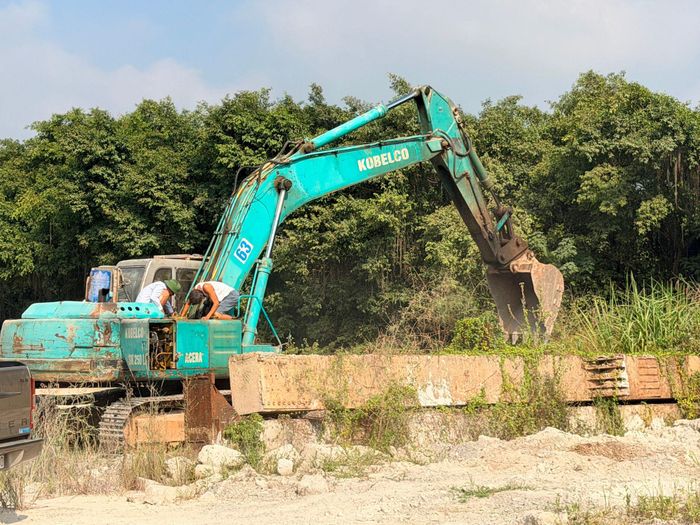 Máy múc được huy động tham gia xử lý các công trình vi phạm. Ảnh: Thanh Hà