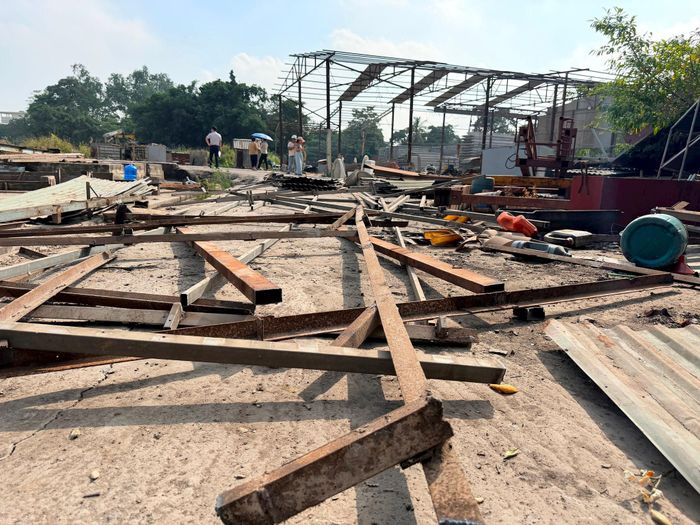 Các công trình vi phạm của ông Hoàng Văn Thuỷ đang được tự tháo dỡ. Ảnh: Thanh Hà