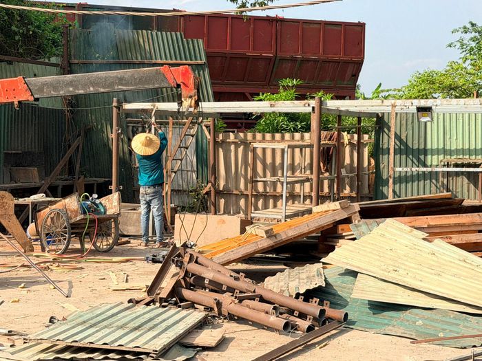 Công nhân tháo dỡ các công trình vi phạm của ông Hoàng Văn Thủy. Ảnh: Thanh Hà