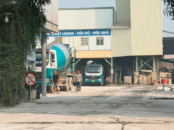 Xã Phúc Thịnh sẽ cưỡng chế nhiều trạm trộn bê tông vi phạm trật tự xây dựng. Ảnh: Thanh Hà