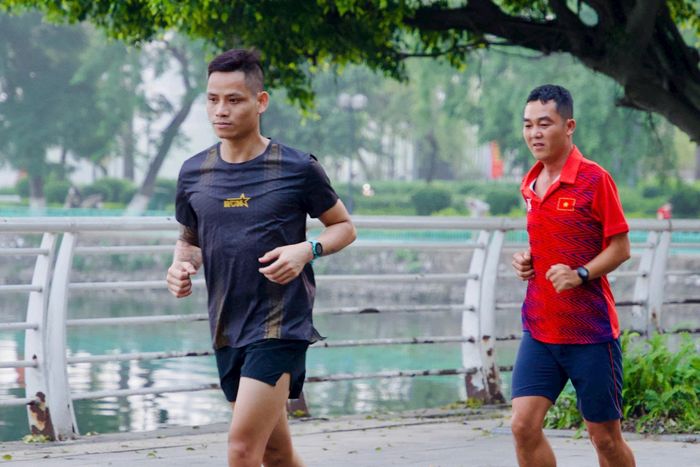 Duy trì thói quen chạy bộ cần đi đôi với lắng nghe cơ thể, điều chỉnh cường độ và bảo đảm thời gian phục hồi. Ảnh: Mai Khôi.