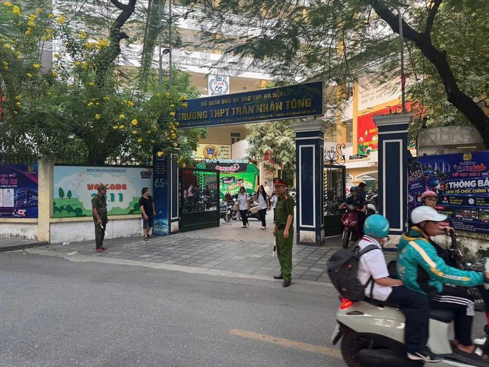 Đã hết cảnh ùn tắc tại cổng trường vào giờ cao điểm mỗi ngày. Ảnh: Hoa Hiệp