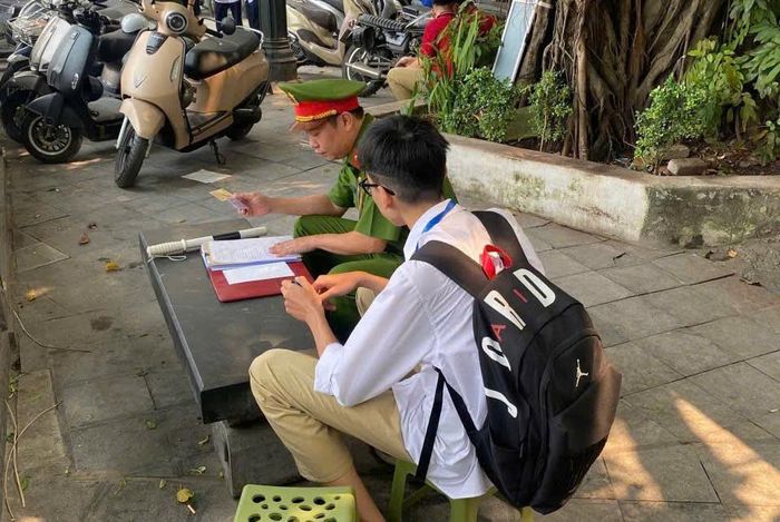 Bên cạnh tuyên truyền, việc xử lý cũng thường xuyên được tiến hành, chủ yếu là nhắc nhở người vi phạm. Ảnh: Hoa Hiệp