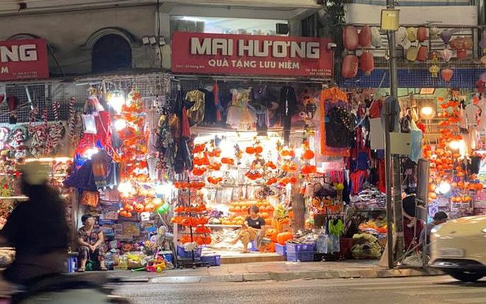Phố Hàng Mã ngập tràn màu sắc của lễ hội Halloween