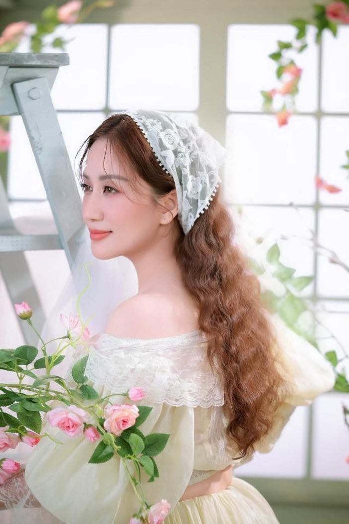 Cô hài hước cho rằng mình đã bỏ tiền đầu tư một bộ ảnh để đời, còn Phan Hiển chỉ cần xem miễn phí đã có thể trao cho vợ một danh hiệu khó quên, kèm theo thành tích nuôi lớn ba con.