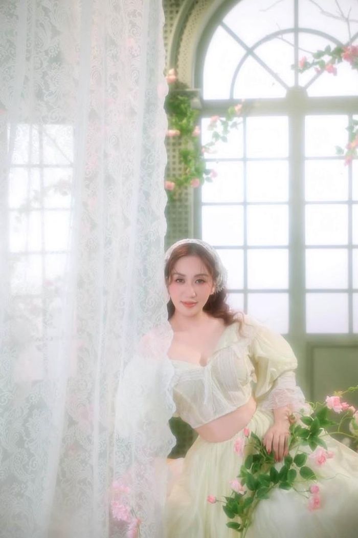 Tuy nhiên, phản ứng của Phan Hiển sau khi xem ảnh lại khiến Khánh Thi không khỏi bất ngờ. Thay vì dành lời khen cho diện mạo thơ mộng của vợ, anh ngắm nghía một hồi rồi nhận xét cô trông giống một cô gái Hà Lan hơn.