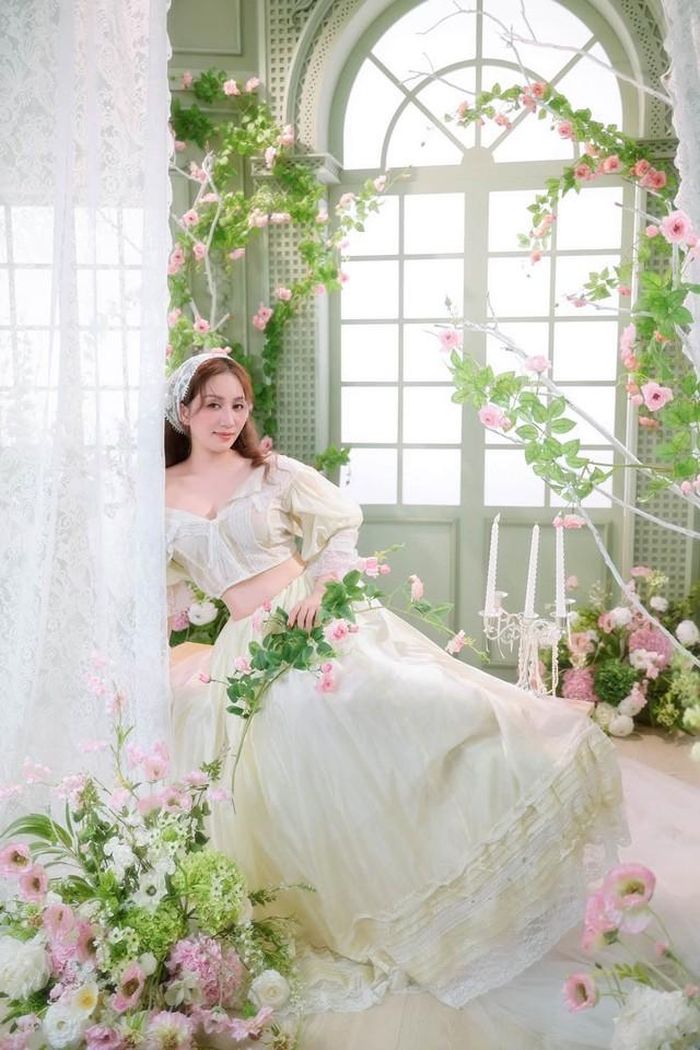 Nữ kiện tướng dancesport cho biết cô vốn yêu thích hình ảnh những cô gái Pháp ngày xưa trong những chiếc váy bồng bềnh, mang vẻ đẹp dịu dàng, lãng mạn giữa những vườn hoa thơ mộng.