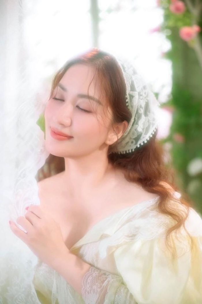 Trước màn nhận xét có phần phũ phàng nhưng đầy tính hài hước của chồng, Khánh Thi chỉ biết than trời vì giấc mơ làm nàng thơ nước Pháp bỗng chốc biến thành danh hiệu cô vắt sữa bò tại gia. 
