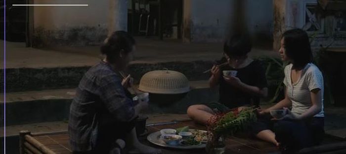 Bữa cơm vui vẻ của gia đình bởi không còn mệt mỏi về chuyện nợ nần. Ảnh VTV