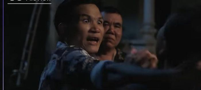 Hạnh bị đám người lạ mặt uy hiếp vì chuyện có liên quan tới chồng cũ. Ảnh VTV