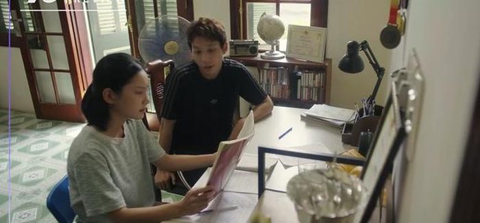 Thơ dạy kèm cho Hùng để nhằm củng cố lại những kiến thức đã bị "hổng". Ảnh VTV