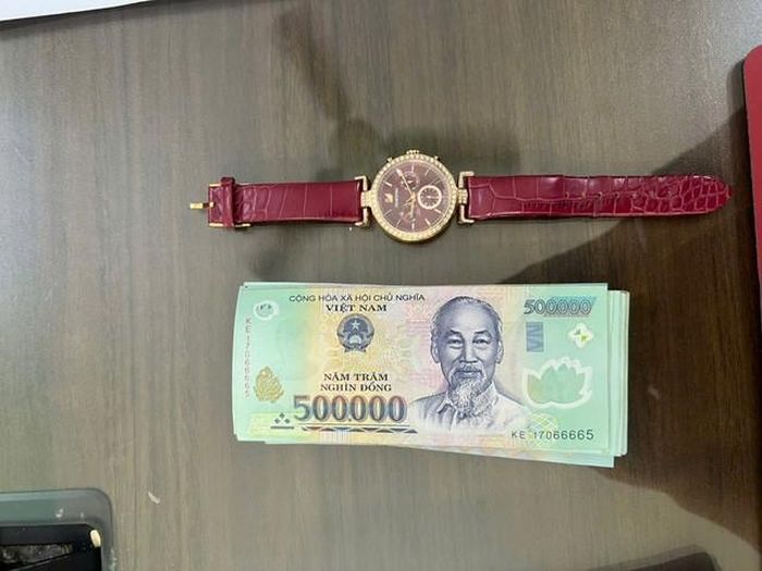 Đồng hồ đeo tay nhãn hiệu Swarovski kèm theo một tập tiền mệnh giá 500.000 đồng, công dân nhặt được trình báo Công an phường Cầu Giấy. Ảnh: CACC