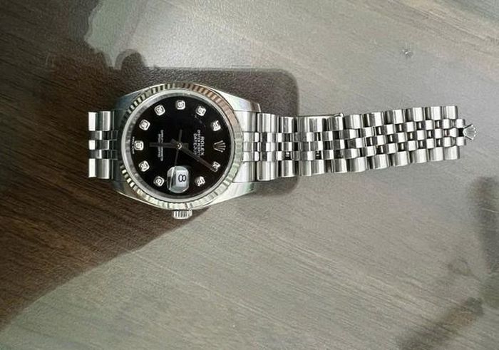 Chiếc đồng hồ đeo tay nhãn hiệu Rolex Oyster Perpetual Datejust, công dân nhặt được trình báo Công an phường Cầu Giấy. Ảnh: CACC