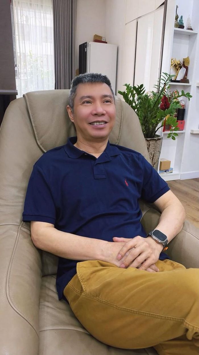 NSND Công Lý đang có cuộc sống khác xa những năm tháng miệt mài trên sân khấu và phim trường. Sau 5 năm kể từ biến cố sức khỏe, nam nghệ sĩ từng bước phục hồi, dành nhiều thời gian cho gia đình và vẫn giữ sự quan tâm với nghệ thuật.
