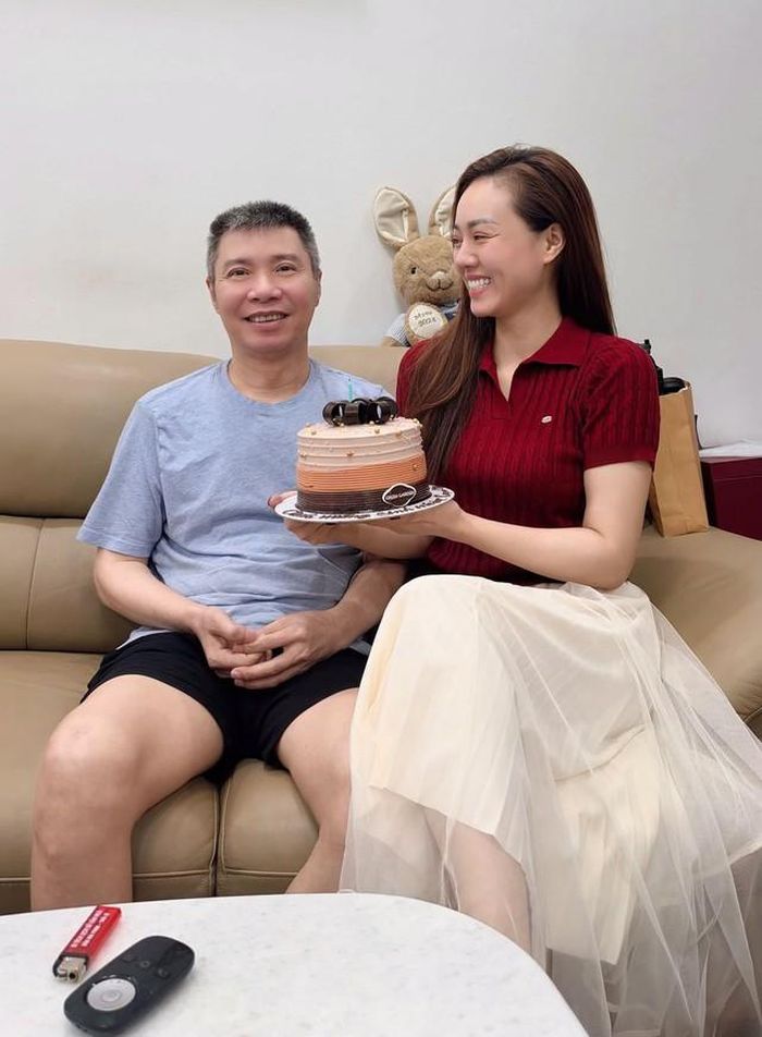 NSND Công Lý đón tuổi 53 trong niềm hạnh phúc và bình yên. Trên trang cá nhân, vợ nam nghệ sĩ - Ngọc Hà đã bày tỏ tình cảm yêu thương dành cho chồng. Cô gọi yêu NSND Công Lý là "Lý béo". Dù không tổ chức đón tuổi mới long trọng nhưng cô cũng cho chồng có được bữa tiệc ấm cúng ngập tràn tình thân.