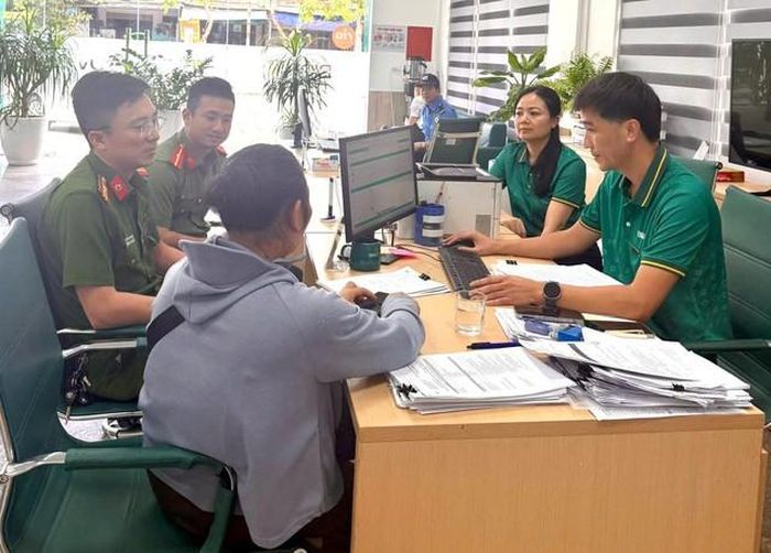 Công an giải thích, tuyên truyền cho chị T. về thủ đoạn của các đối tượng lừa đảo. Ảnh: Công an Hà Tĩnh.