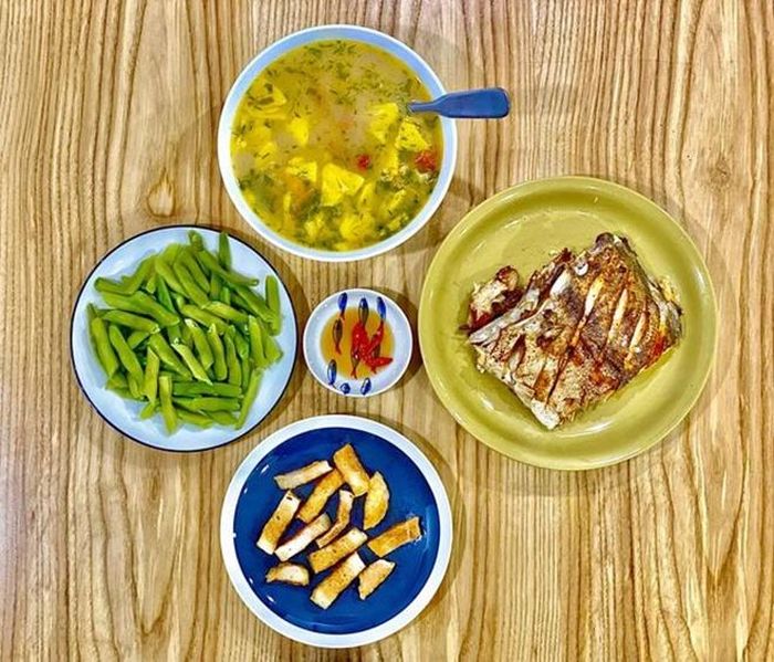 Đan Lê từng chia sẻ nhiều bữa ăn vừa chất lượng, vừa đẹp mắt. Luôn có đủ đạm, đường, chất xơ, tinh bột và chất béo.