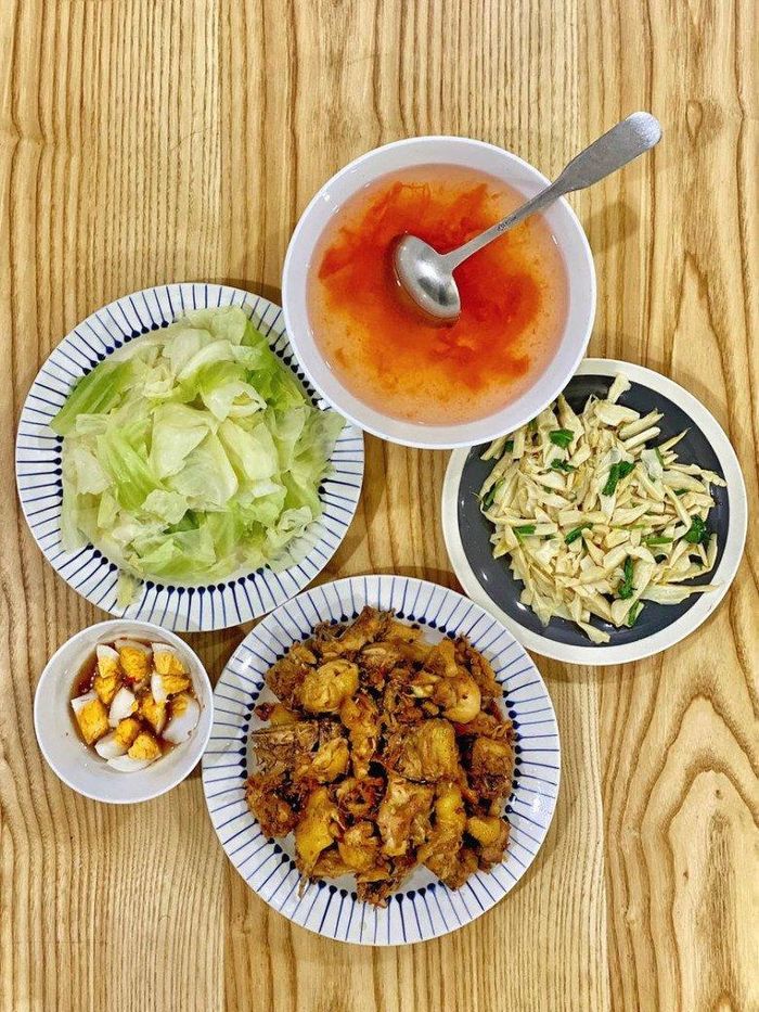 Đơn giản với gà rang gừng và các món rau cũng đủ hao cơm rồi.