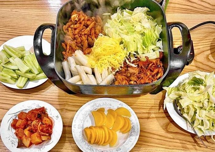 Hay món Cheese buldak - gà xào phô mai của cô khiến các con rất thích thú.