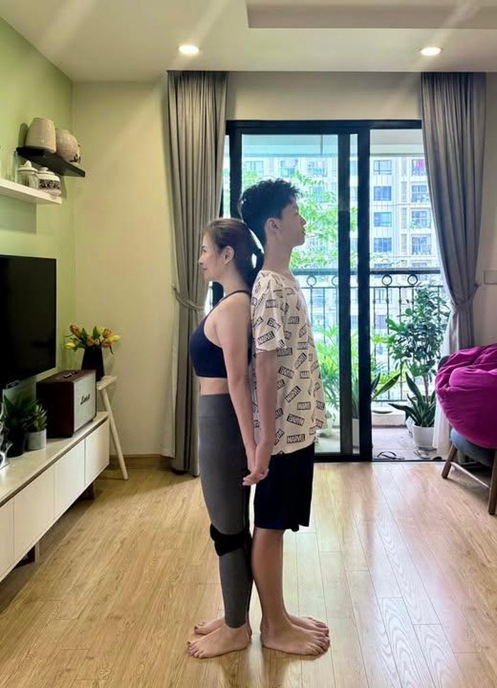 "Cả nhà vẫn đùa: "Lớn như thổi!" Nhưng làm mẹ, mình hiểu, không có sự phát triển nào là "bỗng dưng". Và các con luôn cần người lớn đủ hiểu đồng hành - những người tạo ra môi trường, xây dựng thói quen và hỗ trợ các con phát triển". "Mỹ nhân thời tiết" cho hay, với cô, hè luôn là một cột mốc đáng giá. Nó không chỉ là kỳ nghỉ mà còn là khoảng thời gian lý tưởng để con kết nối và chuyển mình. Sau mỗi mùa hè, con không chỉ cao lớn hơn mà cả suy nghĩ, cảm xúc, cách nói chuyện… cũng thêm phần khôn lớn. Hè là lúc nhịp sống của con được rộng rãi: Không còn lịch học dày đặc. Lúc này, Đan Lê luôn chú ý chăm sóc con từ bữa ăn đến giấc ngủ. Con được ngủ sâu và đủ. Bữa ăn cũng trở nên phong phú, lành mạnh hơn, tập trung dinh dưỡng phát triển chiều cao - nữ diễn viên cho hay.