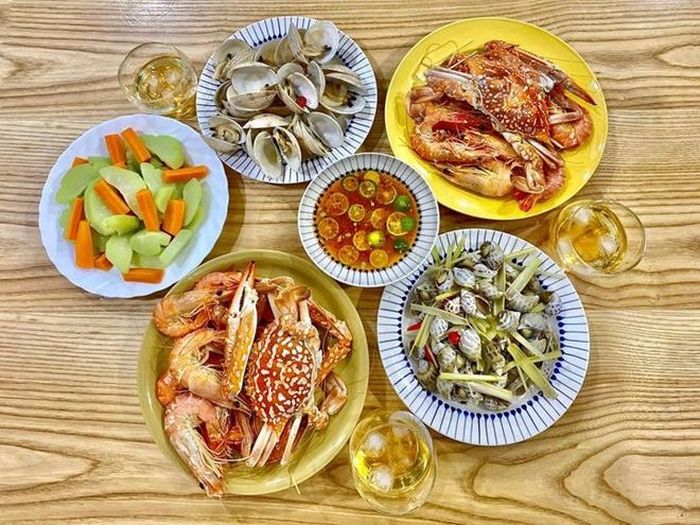 Người đẹp cũng chịu khó "đổi gió" thực đơn cho gia đình, khi thì ngập hải sản...