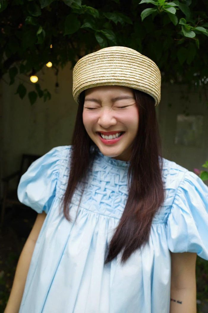 Nữ diễn viên diện đầm bầu, khoe vẻ nhí nhảnh khi lần đầu làm mẹ. Cô tiết lộ đã được "80%" hành trình.