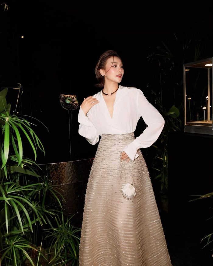 Là nghệ sĩ Việt duy nhất góp mặt tại sự kiện này, Thanh Hằng ngồi ở hàng ghế VIP, cạnh lãnh đạo của nhãn hàng. Nữ diễn viên nhận được lời khen từ CEO khu vực Đông Nam Á và châu Đại Dương của nhãn hàng -  cho trang phục cô diện và khả năng tạo dáng linh hoạt của chân dài 8X.