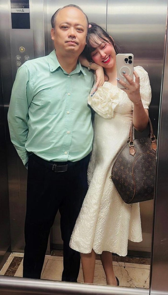 Sau những đổ vỡ, Phi Thanh Vân hạnh phúc nắm tay "nửa kia" - doanh nhân Trần Chí Phú. Cô cho biết nửa kia là người luôn lắng nghe, thấu hiểu và đồng hành với cô trong cuộc sống và sự nghiệp.