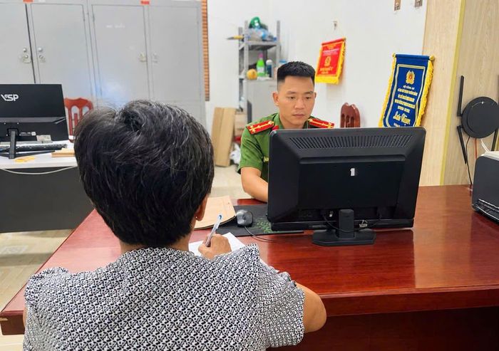 Bà P.T.T tại cơ quan Công an xã Hải Hưng. Ảnh: Cơ quan Công an.