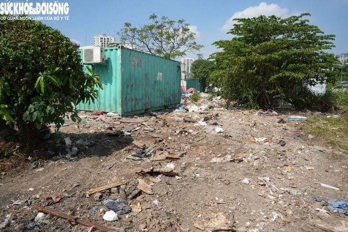 Vị lãnh đạo này cho biết thêm, khu vực này nằm trong phần diện tích đang thực hiện dự án đường nối từ đường Phạm Hùng - Lê Đức Thọ. Các nhà thầu sẽ có trách nhiệm rào chắn bảo vệ công trường của dự án, tránh tình trạng tái diễn vi phạm.