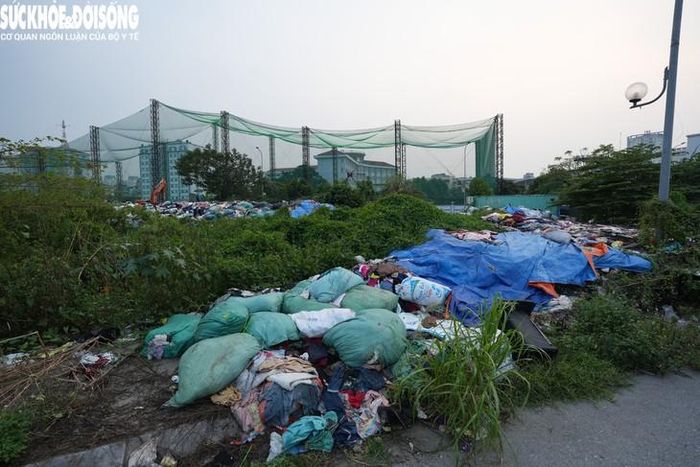 Trước đó, ngày 7/10, Báo Sức khoẻ và Đời sống đăng tải bài viết phản ánh tình trạng "Hàng trăm tấn quần áo bỏ hoang chất đống tại khu vực nội thành Hà Nội" trong phạm vi dự án đường nối Phạm Hùng - Lê Đức Thọ (phường Từ Liêm, Hà Nội) gây mất mỹ quan, tiềm ẩn nguy cơ ô nhiễm môi trường.